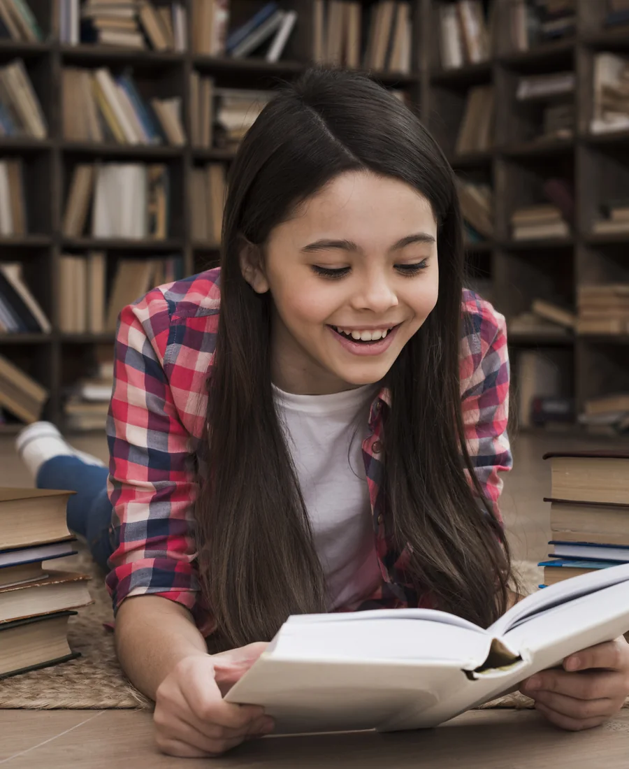 Estudante lendo em uma biblioteca